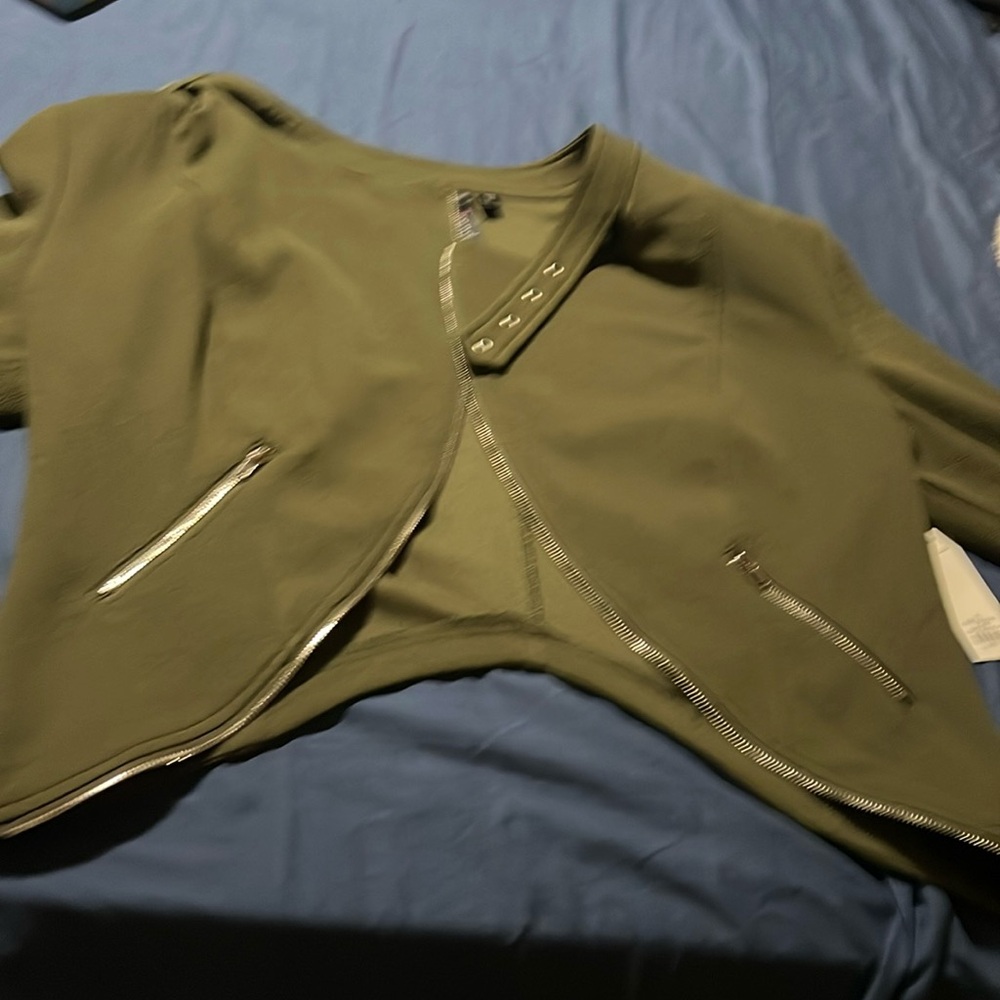 Xl army green jacket silver zipper on pockets and front , not made to be zipped